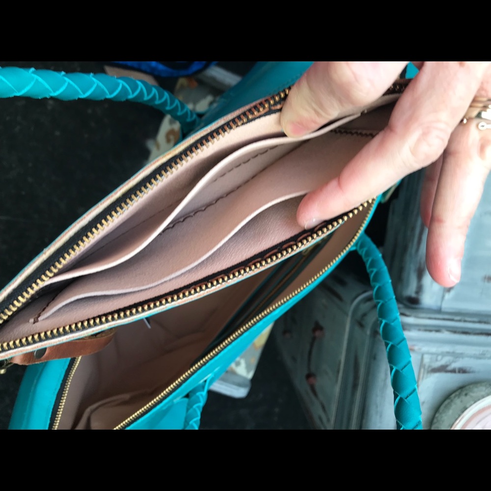 BNWT Tooled Leather Weekender & Clutch Set - Picture 3 of 6